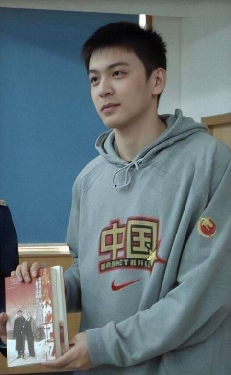 娱乐吃瓜帅哥视频